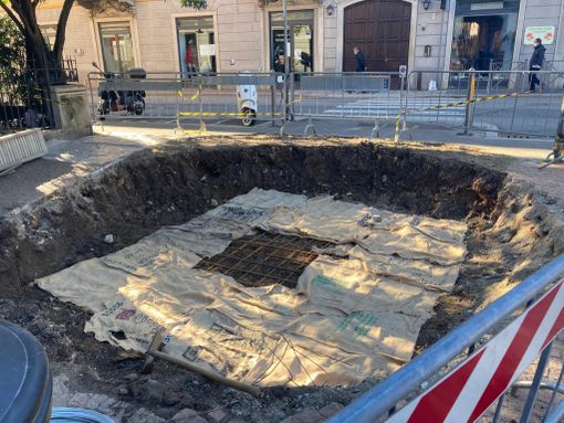 Via Veratti, tutto pronto per accogliere il nuovo Piantone. Domani la posa del Ginkgo Biloba Via Veratti, tutto pronto per accogliere il nuovo Piantone. Domani la posa del Ginkgo Biloba