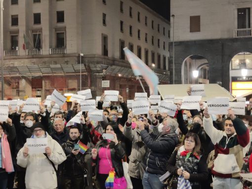 VIDEO. «Ver-go-gna, ver-go-gna»: piazza Monte Grappa contro la "morte" del ddl Zan. L'assessore Dimaggio: «La diversità è un valore. Vivere sereni ed essere felici diritto di tutti»