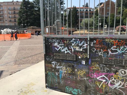 «Mio figlio picchiato perché non ha voluto leccare i piedi a un coetaneo. In piazza Repubblica vedo troppi ragazzi abbandonati»