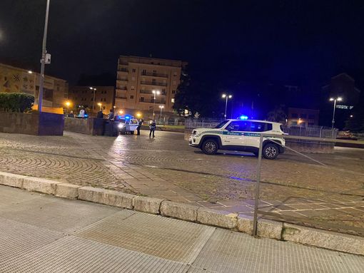 Un'immagine notturna di controlli in piazza Repubblica Un'immagine notturna di controlli in piazza Repubblica