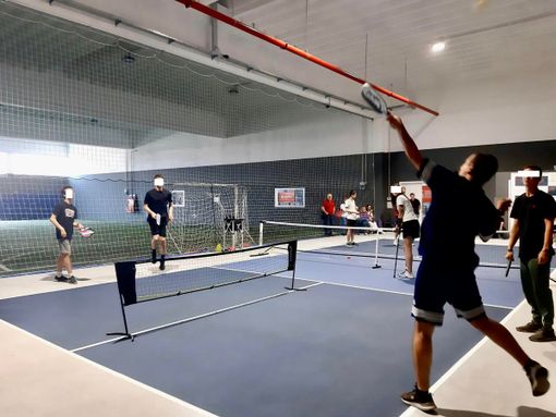 Giù le barriere, su l'amicizia. Parola di pickleball