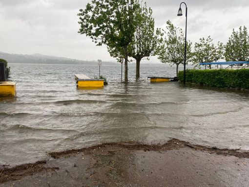 Il lago continua ad avanzare nella zona della Canottieri, davanti ai Ristoranti Vecchia Riva e Mariuccia. Completamente sommersa riva, panchine e spiaggia dei fotografi