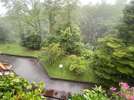 Breve diluvio nel quartiere di Bizzozero a Varese attorno alle 17.30 di oggi, domenica 21 luglio