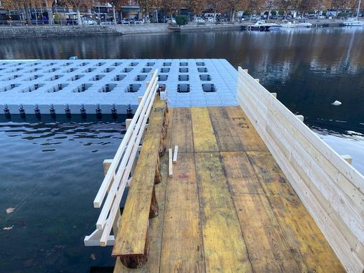 La passerella porterà i pattinatori sulla pista in mezzo al lago nel golfo di Omegna