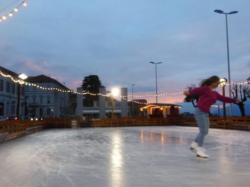 Ritorna la pista di pattinaggio a Luino: inaugurazione il 30 novembre con spettacolo e divertimento per tutti Ritorna la pista di pattinaggio a Luino: inaugurazione il 30 novembre con spettacolo e divertimento per tutti
