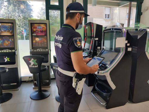 Green pass, scattano i controlli della polizia locale nelle sale da gioco Green pass, scattano i controlli della polizia locale nelle sale da gioco