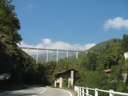 Il ponte della Pistolesa da dove l'uomo si è gettato dopo aver ucciso la madre e, sotto, le foto Benedetti per Newsbiella.it del luogo della tragedia Il ponte della Pistolesa da dove l'uomo si è gettato dopo aver ucciso la madre e, sotto, le foto Benedetti per Newsbiella.it del luogo della tragedia