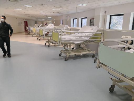 I sindacati: «Turni modificati in modo indiscriminato in ospedale». L'Asst: «Per salvare vite dobbiamo aumentare i posti letto, serve responsabilità»