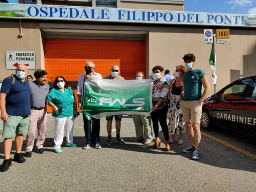 FOTO E VIDEO. Parcheggio a pagamento per i dipendenti, sindacati in presidio al Del Ponte: «55 euro al mese sono troppi. Basta penalizzare i lavoratori»