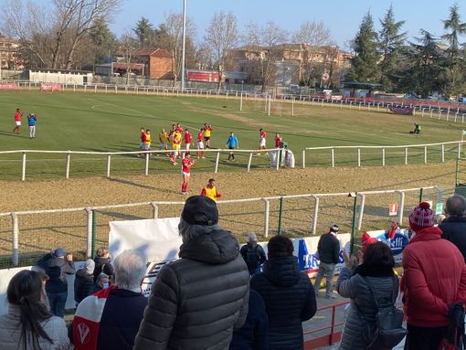 Gli applausi del pubblico del Varese all'uscita dal campo dei biancorossi Gli applausi del pubblico del Varese all'uscita dal campo dei biancorossi