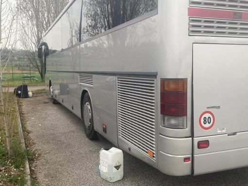 L'ormai celeberrimo pullman dell'anteguerra che ha condotto il Varese ieri in trasferta e che si è poi rotto L'ormai celeberrimo pullman dell'anteguerra che ha condotto il Varese ieri in trasferta e che si è poi rotto