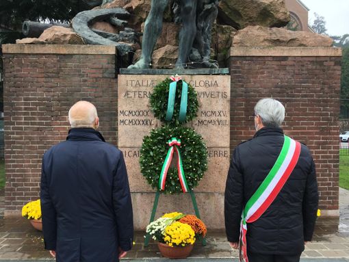 Festa delle Forze armate, la corona del Comune in piazza Repubblica