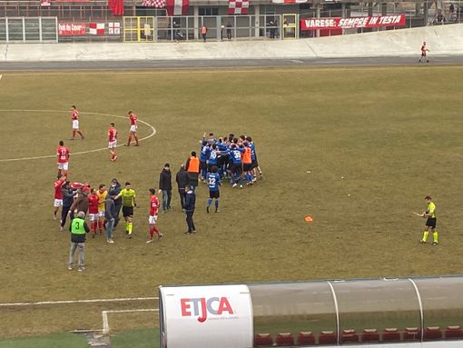 L'uscita dal campo dell'arbitro Monesi