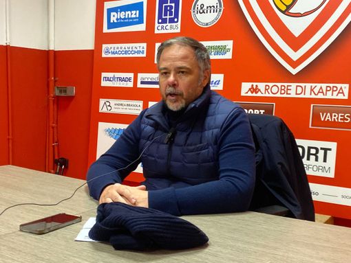 Il patron Antonio Rosati parla in sala stampa dopo Varese-Bra Il patron Antonio Rosati parla in sala stampa dopo Varese-Bra