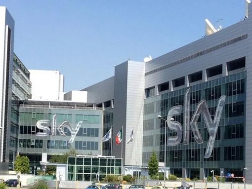 Abitava a Germignaga l'uomo morto dopo la tentata intrusione nella sede di Sky. Disposta l'autospia, indagate le due guardie