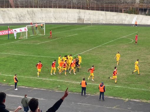 Gioia Saluzzo a Masnago. Sotto il vivaio biancorosso in campo al Franco Ossola prima di Varese-Saluzzo Gioia Saluzzo a Masnago. Sotto il vivaio biancorosso in campo al Franco Ossola prima di Varese-Saluzzo