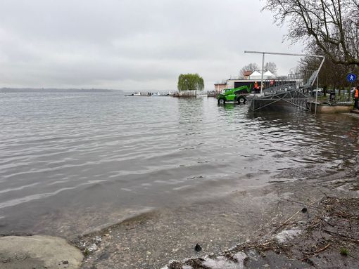 Maltempo, torna a salire il livello del lago di Varese: alla Schiranna si lavora "a mollo"
