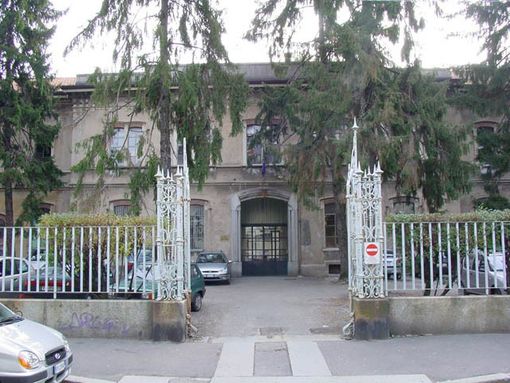 «Mamma ho sentito il muro tremarmi addosso», ragazzi evacuati dalla scuola Righi «Mamma ho sentito il muro tremarmi addosso», ragazzi evacuati dalla scuola Righi