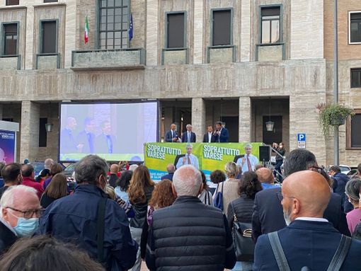 FOTO E VIDEO. I sindaci lombardi del Pd in piazza Monte Grappa per Galimberti: «Siamo una squadra, rivinceremo assieme»