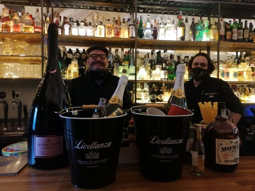 VIDEO. Il Balthazar festeggia sei anni e si regala il secchiello della livellanza. Skizzo: «Ce lo chiedono da tutta Italia»