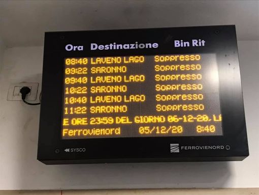 La situazione della linea Trenord questa mattina sullo schermo nella stazione di Cocquio