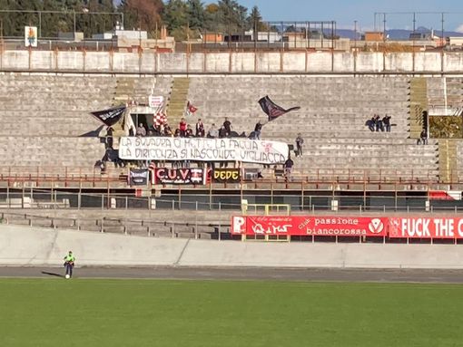 IL VARESE CROLLA: LA CURVA INNEGGIA A PORRO E CONTESTA LA SOCIETÀ, DALLA TRIBUNA CHIEDONO A DE PAOLA DI ANDARSENE IL VARESE CROLLA: LA CURVA INNEGGIA A PORRO E CONTESTA LA SOCIETÀ, DALLA TRIBUNA CHIEDONO A DE PAOLA DI ANDARSENE