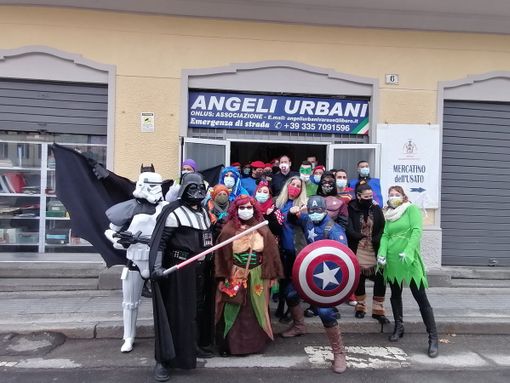 Supereroi per i senza tetto. Generi alimentari, coperte e vestiti donati agli Angeli Urbani