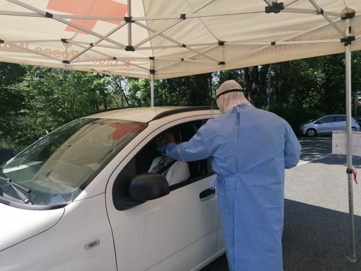 VIDEO. Coronavirus, duecento tamponi al giorno per gli operatori sanitari nella postazione “drive in” di Varese