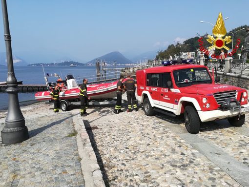 Cade dal traghetto, si cerca una persona dispersa nel lago Maggiore Cade dal traghetto, si cerca una persona dispersa nel lago Maggiore