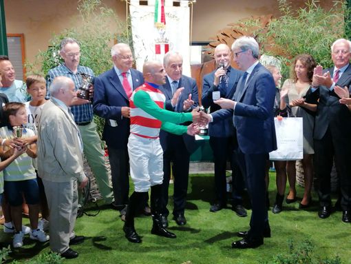 Dario Vargiu, vincitore del 68esimo Gran Premio Città di Varese, premiato dal sindaco Galimberti