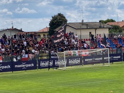 Il settore dei tifosi ospiti da cui è partito di tutto, compresa una bomba carta e un'asta, verso il portiere della Varesina Basti
