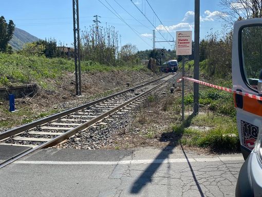 VIDEO. Omegna, muore investito dal treno nella zona del passaggio a livello VIDEO. Omegna, muore investito dal treno nella zona del passaggio a livello