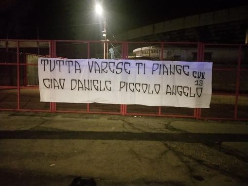 "Tutta Varese ti piange, ciao Daniele piccolo angelo. Ora gioca lassù felice e sereno": striscione della curva del Varese fuori dallo stadio "Tutta Varese ti piange, ciao Daniele piccolo angelo. Ora gioca lassù felice e sereno": striscione della curva del Varese fuori dallo stadio