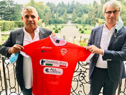 Filippo Lo Pinto, main sponsor e vice presidente (conserva la stessa carica anche Stefano Pertile), sul balcone della sala Matrimoni di Palazzo Estense con la nuova maglia biancorossa
