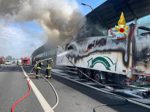 Il rimorchio del tir in fiamme sull'autostrada A4 nei pressi di Milano Il rimorchio del tir in fiamme sull'autostrada A4 nei pressi di Milano