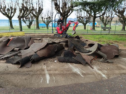Lavori in corso al parco giochi del centro ad Angera (foto dalla pagina Facebook del Comune)