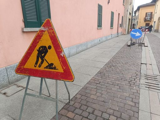 I lavori in corso nel centro storico di Angera
