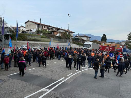 Il presidio e la manifestazione alla Beko di Cassinetta del 12 novembre Il presidio e la manifestazione alla Beko di Cassinetta del 12 novembre