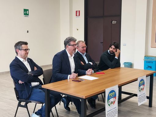 "Gavirate s'è desta", presentata la lista del candidato sindaco Simone Foti: «Facciamo uscire la città dal torpore di questi anni» "Gavirate s'è desta", presentata la lista del candidato sindaco Simone Foti: «Facciamo uscire la città dal torpore di questi anni»