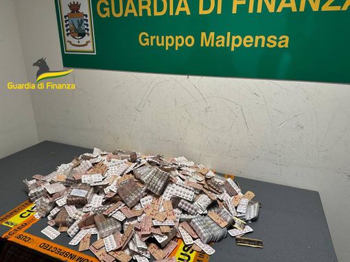 FOTO. Arrestati a Malpensa nove narcotrafficanti e sequestrati 120 chili di stupefacenti tra cui anche la "droga del combattente" FOTO. Arrestati a Malpensa nove narcotrafficanti e sequestrati 120 chili di stupefacenti tra cui anche la "droga del combattente"