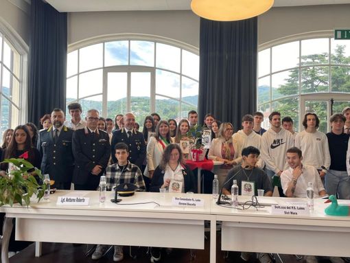 Luino, la talea arrivata dalla pianta dalla casa di Falcone a Palermo verrà posta all'ingresso del municipio Luino, la talea arrivata dalla pianta dalla casa di Falcone a Palermo verrà posta all'ingresso del municipio