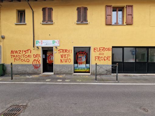 La sede del Pd di Malnate imbrattate da scritte no vax La sede del Pd di Malnate imbrattate da scritte no vax