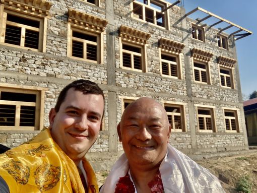 Paolo Nicora e Ngima Sherpa presso lo studentato di Chhermading durante la spedizione di Aprile 2024 Paolo Nicora e Ngima Sherpa presso lo studentato di Chhermading durante la spedizione di Aprile 2024