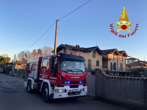 Tetto di un'abitazione di Sumirago prende fuoco: in azione i vigili del fuoco Tetto di un'abitazione di Sumirago prende fuoco: in azione i vigili del fuoco
