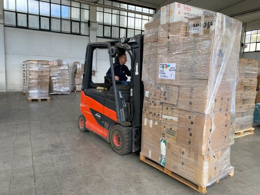 Il carico di un tir di aiuti umanitari per la popolazione ucraina dei volontari di Ternate