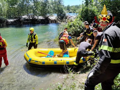 Le operazioni di salvataggio dei quattro ragazzi rimasti bloccati su un isolotto sul fiume Ticino a Cuggiono Le operazioni di salvataggio dei quattro ragazzi rimasti bloccati su un isolotto sul fiume Ticino a Cuggiono