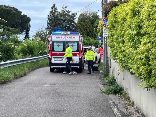I soccorsi in azione in via Ciro Menotti dov'è rimasta gravemente ferita Lavinia Limido