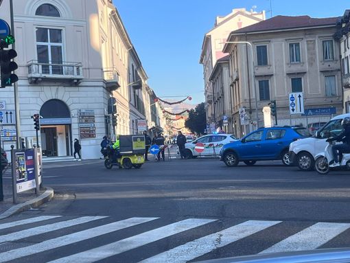 Via Veratti chiusa al traffico oggi ha provocato lunghissime code Via Veratti chiusa al traffico oggi ha provocato lunghissime code