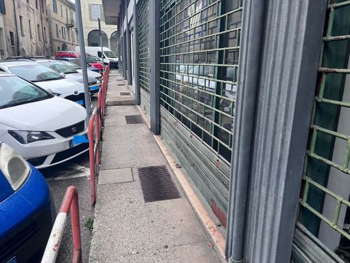 Il marciapiede di via Walder a Biumo nei pressi del quale è stato trovato l'uomo ferito. Sotto un'auto della polizia poco distante dal luogo del ritrovamento Il marciapiede di via Walder a Biumo nei pressi del quale è stato trovato l'uomo ferito. Sotto un'auto della polizia poco distante dal luogo del ritrovamento