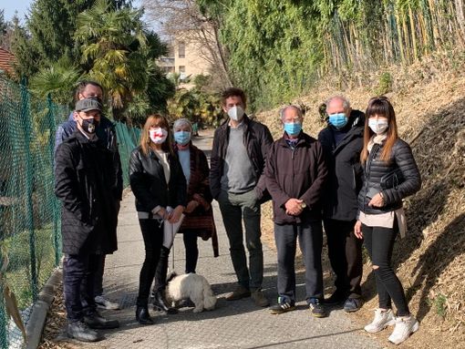 L'angolo dimenticato di via Crispi. La protesta dei residenti: «Buche, immondizia e strada al buio»